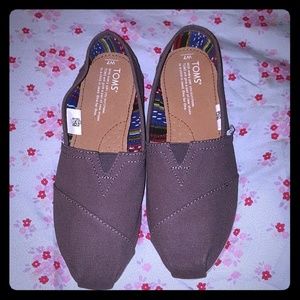 Toms size 7 in women